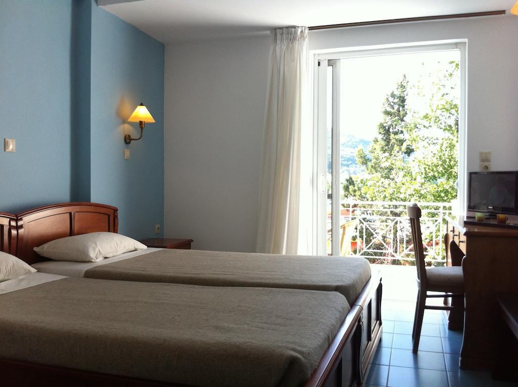 Three Stars Beach Hotel Moraitika Rum bild